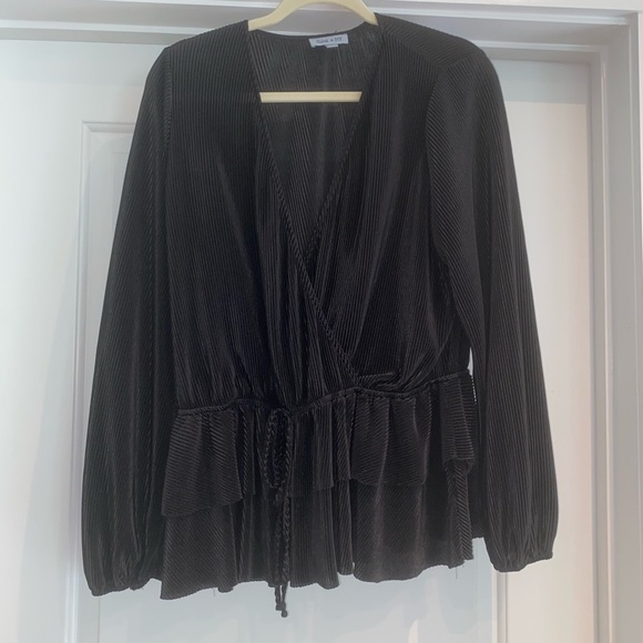Chic Black Pleated Blouse​ - Picture 1 of 2